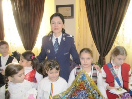 Poliţiştii constănţeni au fost colindaţi de elevi